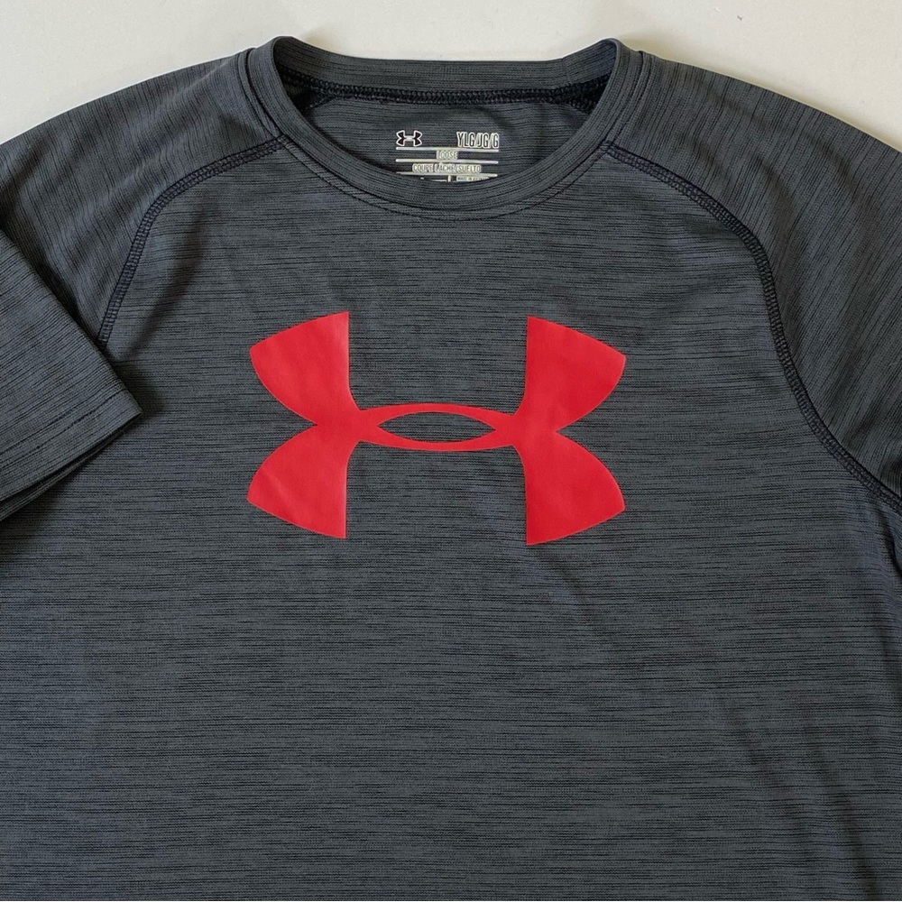 Under Armour Shirt Size YLG Youth Large Gray Red Logo Shirt Sleeve Heatgear EUC